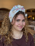 סרט קשירה לשיער רקמה ופייטים פרחוני אדום תכלת כחול על בסיס אוף וית עם זהב