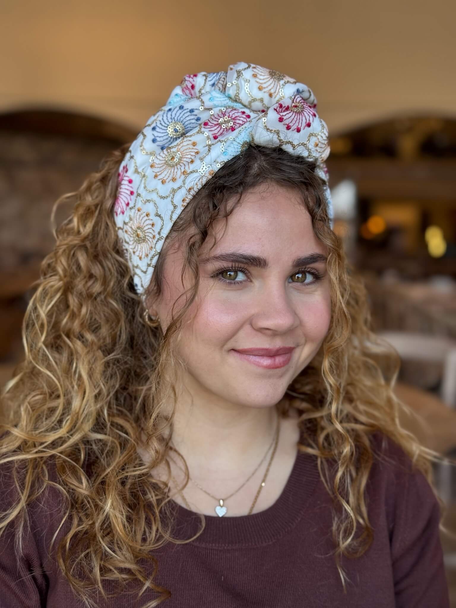 סרט קשירה לשיער רקמה ופייטים פרחוני אדום תכלת כחול על בסיס אוף וית עם זהב