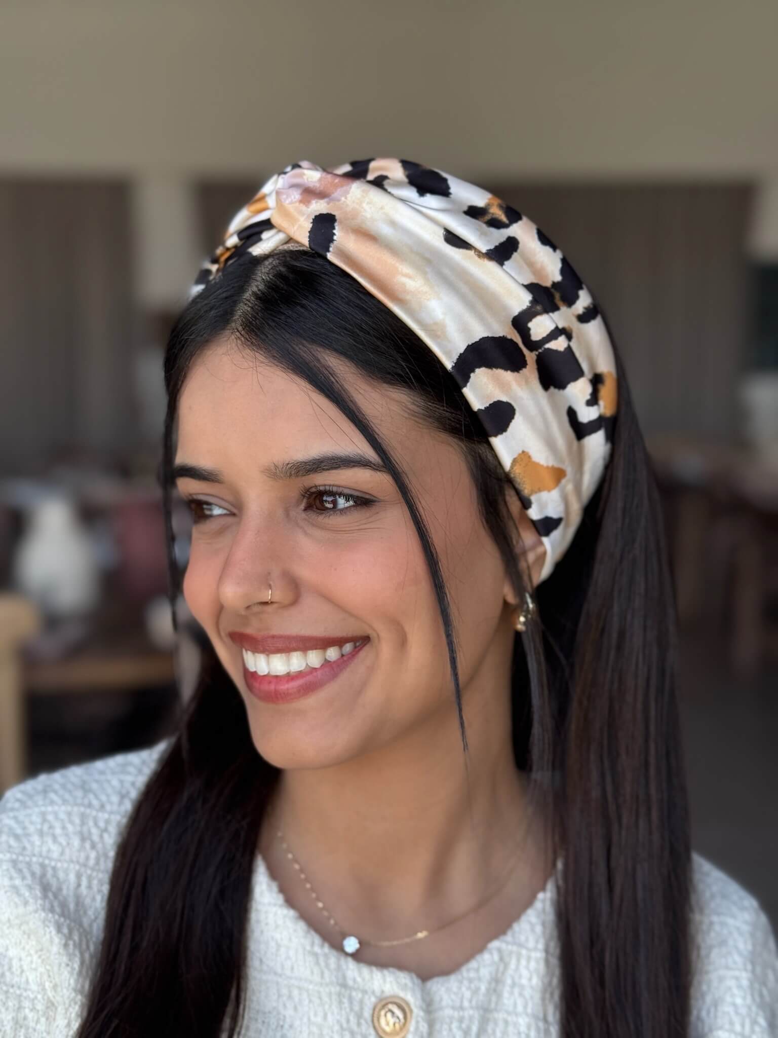 מיני טורבן שיפון מנומר על בסיס שמנת בז עם נגיעות חרדל ניוד ושחור