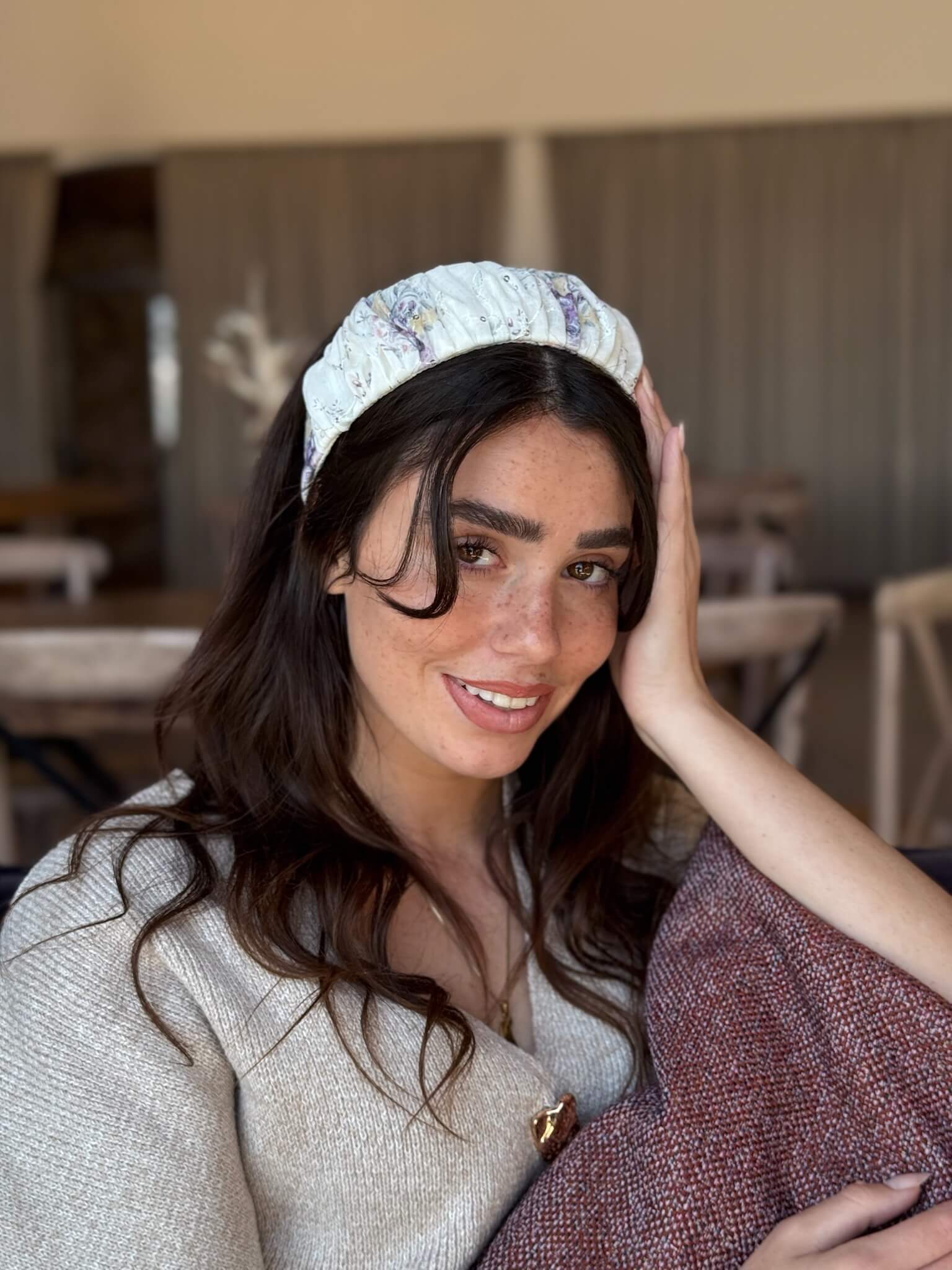 קשת לשיער שיפון רקום פירחוני על בסיס אוף ווייט ופייט כסף עדין