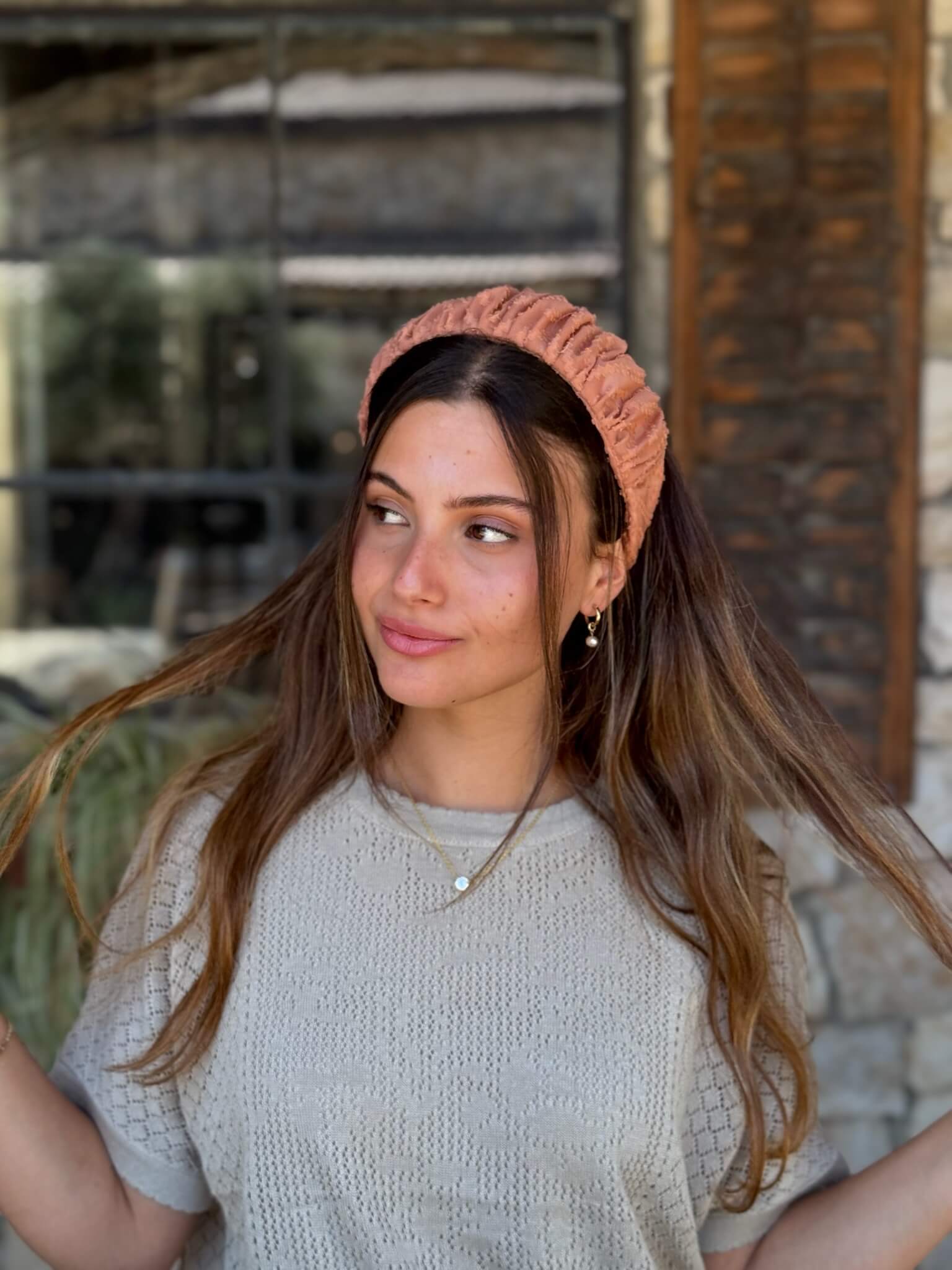קשת לשיער שיפון רקום בז חמרה