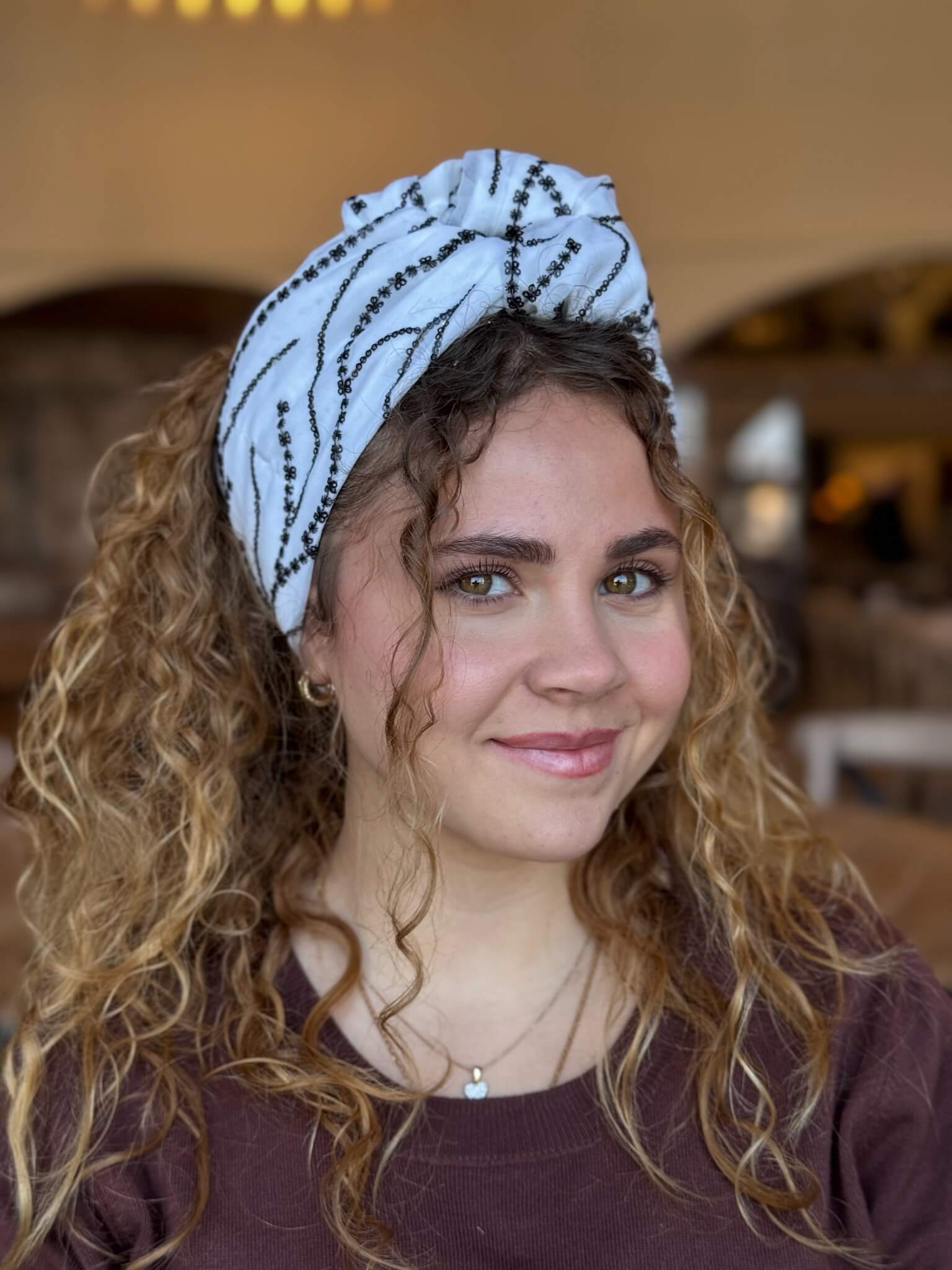 סרט קשירה לשיער אוף וית עם פייטים שחורים כמו כתר