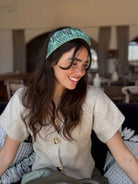 קשת לשיער שיפון פירחוני על בסיס ירוק בהיר