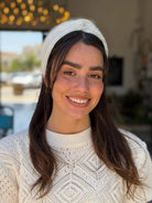 מיני טורבן אוף ווייט עם טקסטורת פרחים עדינה צבע על צבע