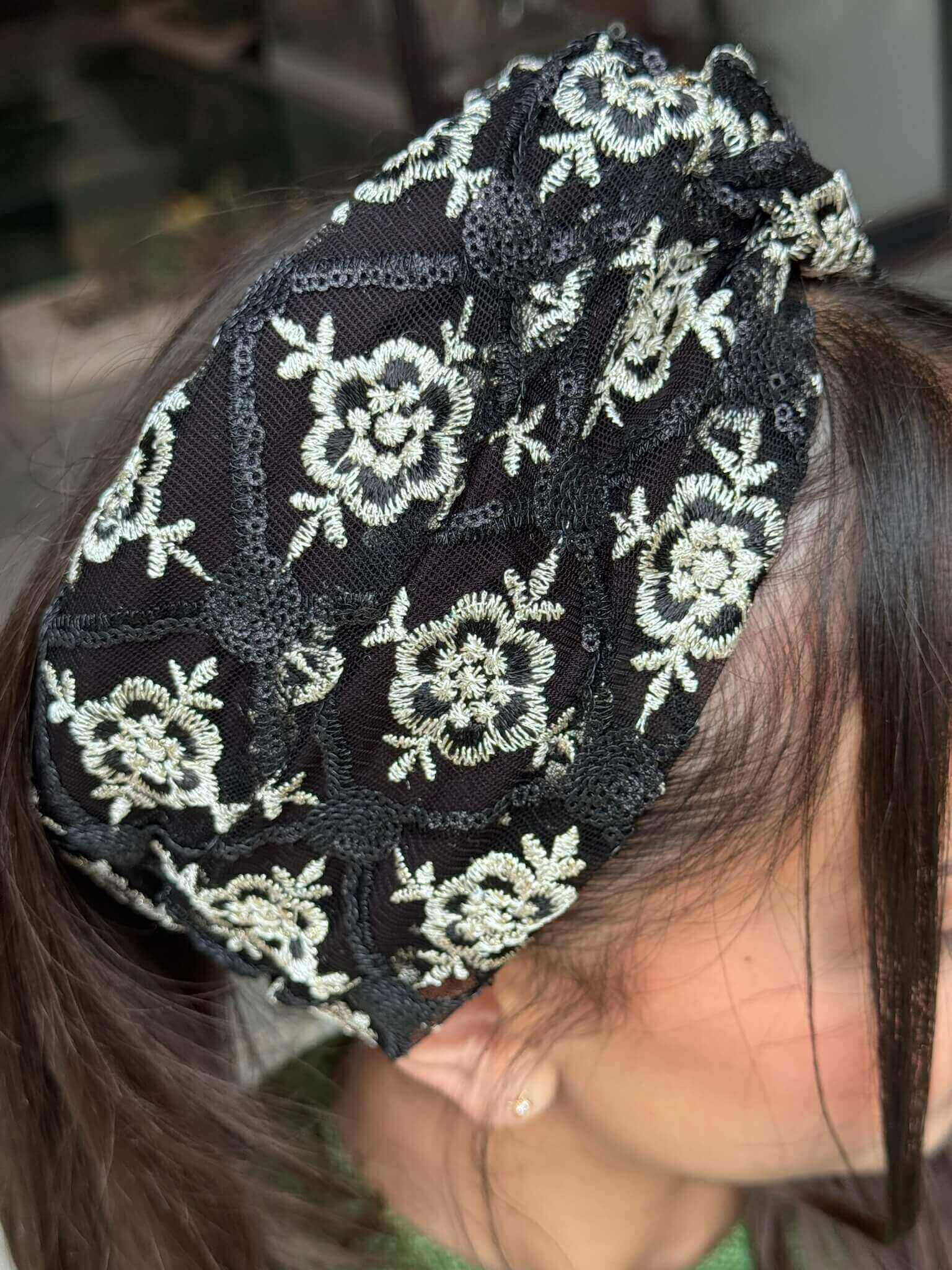 מיני טורבן רקמה ופייו שחור ושמנת